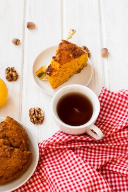 fincan çay ve bir parça havuç kek