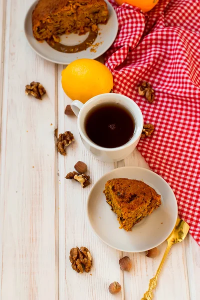 fincan çay ve bir parça havuç kek