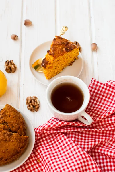 fincan çay ve bir parça havuç kek