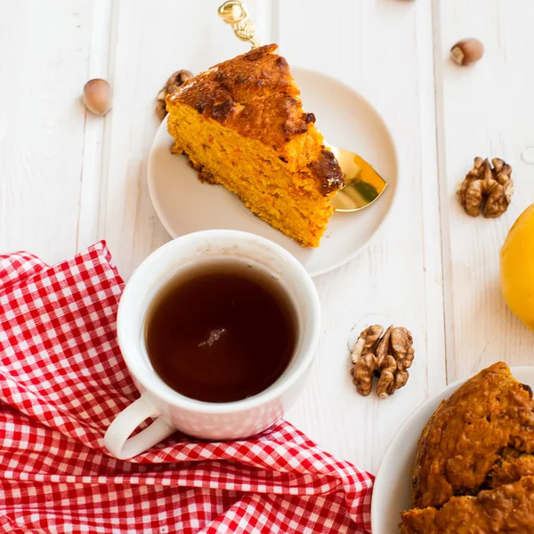 fincan çay ve bir parça havuç kek