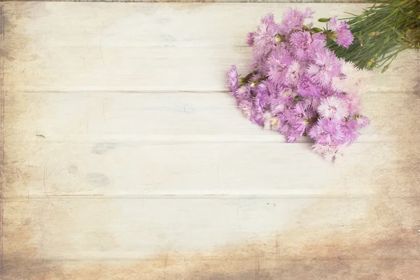 Buquê de flores de milho em um fundo de madeira branco — Fotografia de Stock