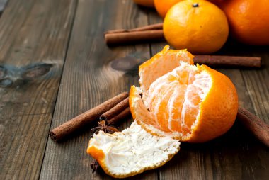 mandalina, portakal ve tarçın sopa üzerinde ahşap bir masa