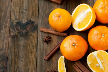 mandalina, portakal ve tarçın sopa üzerinde ahşap bir masa