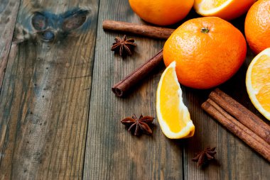 mandalina, portakal ve tarçın sopa üzerinde ahşap bir masa