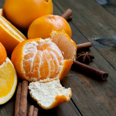 mandalina, portakal ve tarçın sopa üzerinde ahşap bir masa