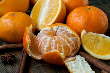 mandalina, portakal ve tarçın sopa üzerinde ahşap bir masa