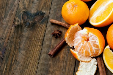 mandalina, portakal ve tarçın sopa üzerinde ahşap bir masa