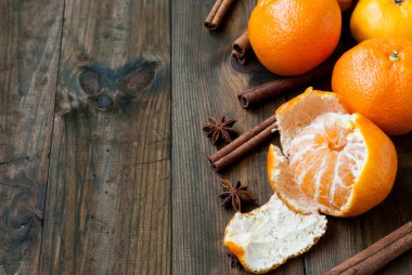 mandalina, portakal ve tarçın sopa üzerinde ahşap bir masa