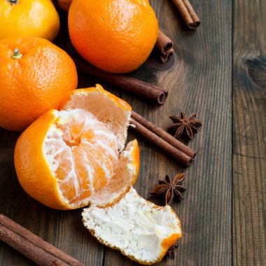 mandalina, portakal ve tarçın sopa üzerinde ahşap bir masa