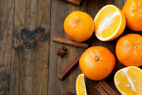 mandalina, portakal ve tarçın sopa üzerinde ahşap bir masa