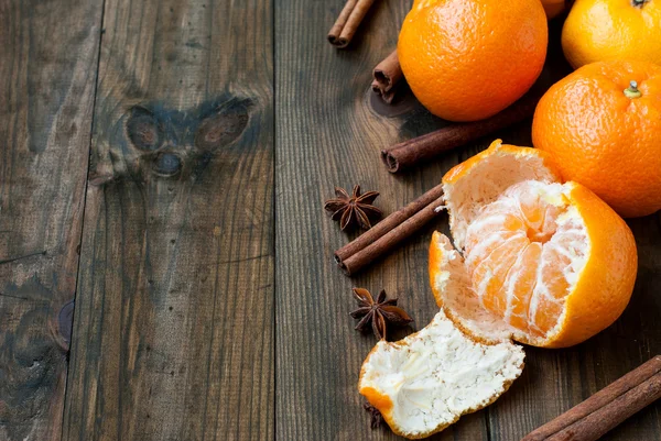 mandalina, portakal ve tarçın sopa üzerinde ahşap bir masa