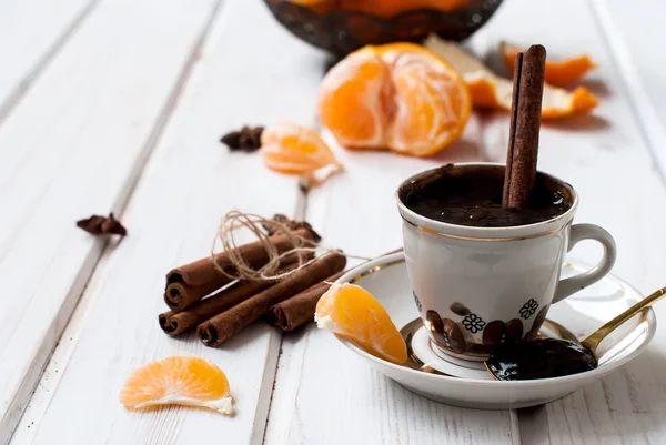 Varm choklad med kanel withorange — Stockfoto