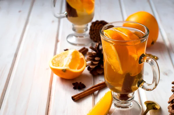 Chá vfragrante com laranja e canela — Fotografia de Stock