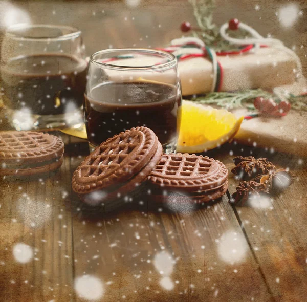 Regalos de Navidad, café y postre naranjas — Foto de Stock