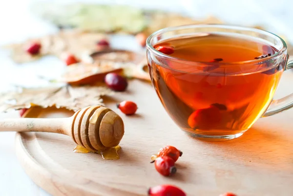 Rosehip drink with fresh berries in a glass cup — Stock Photo, Image