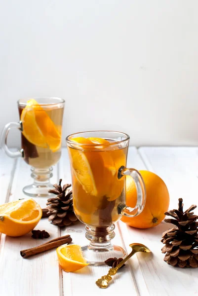 Ароматный чай с апельсином и корицей — стоковое фото