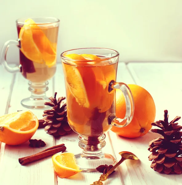 Ароматный чай с апельсином и корицей — стоковое фото