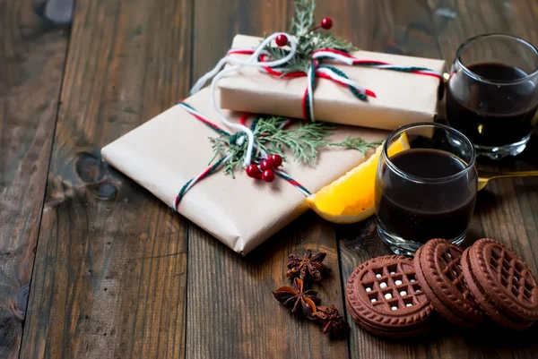 Рождественские подарки, кофе и десертные апельсины — стоковое фото