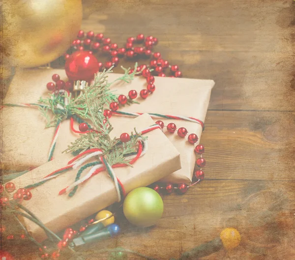 Regalos de Navidad decorados, decoraciones de Navidad y guirnaldas — Foto de Stock