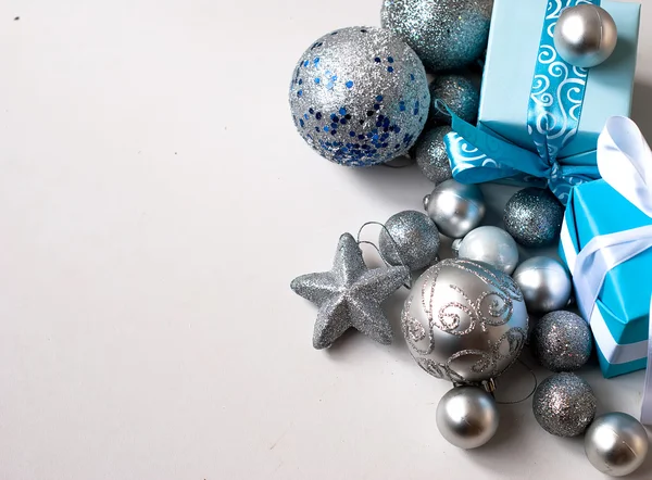 銀のクリスマス ボール、木製のテーブルにプレゼント — ストック写真