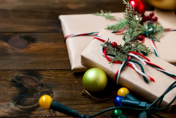 Presentes de Natal decorados, decorações de Natal e guirlandas — Fotografia de Stock