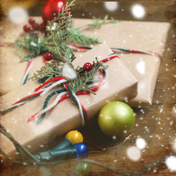 Regalos de Navidad decorados, decoraciones de Navidad y guirnaldas — Foto de Stock