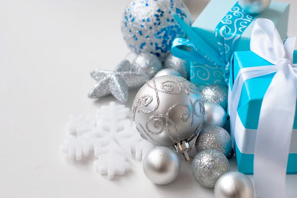 Gümüş Noel topları ve hediyeler ahşap tablo