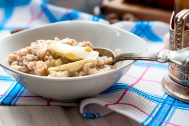 yulaf ezmesi, çilek ve çay ile kahvaltıda fındık ile