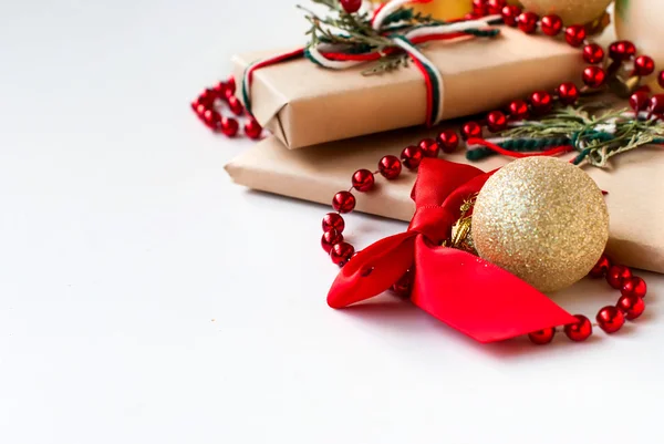 Срібні різдвяні кульки та подарунки на дерев'яному столі — стокове фото