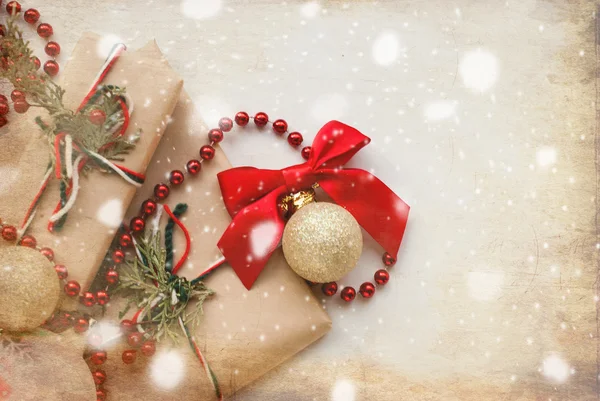 Bolas de Navidad de plata y regalos en mesa de madera — Foto de Stock