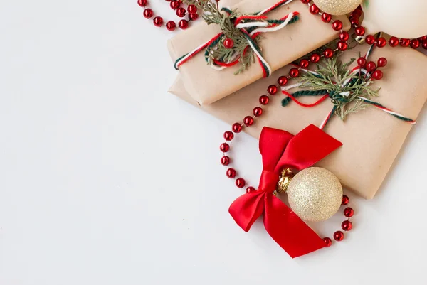 Bolas de Natal de prata e presentes na mesa de madeira — Fotografia de Stock