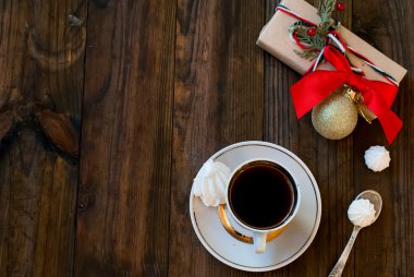 fincan sade kahve ve bir hediye