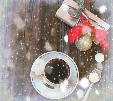 fincan sade kahve ve bir hediye