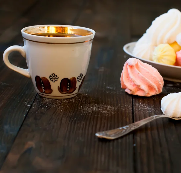 Masanın üzerinde bir plaka üzerinde küçük meringues — Stok fotoğraf