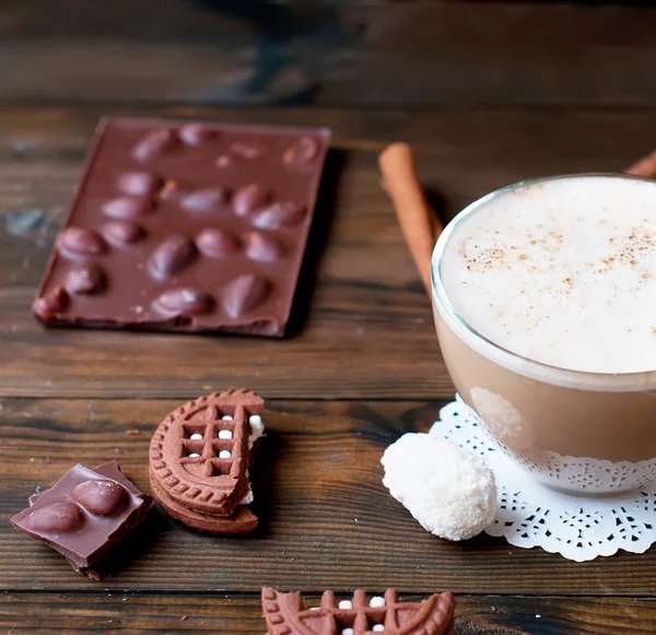 Φλυτζάνι του cappuccino και μπισκότα τσιπ σοκολάτας για ένα σκοτεινό αμουδερές — Φωτογραφία Αρχείου