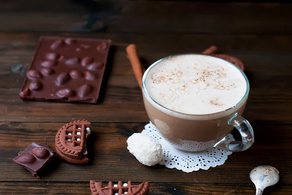 Φλυτζάνι του cappuccino και μπισκότα τσιπ σοκολάτας για ένα σκοτεινό αμουδερές — Φωτογραφία Αρχείου