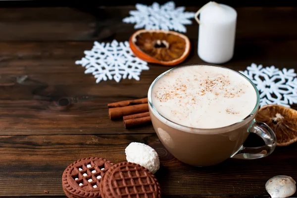 Taza de cappuccino y galletas de chispas de chocolate en un fondo oscuro — Foto de Stock