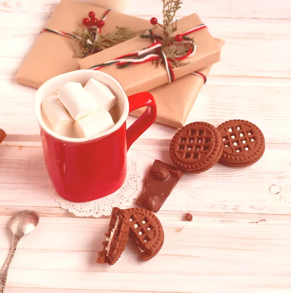 Taza de cappuccino y galletas de chispas de chocolate en un fondo oscuro — Foto de Stock