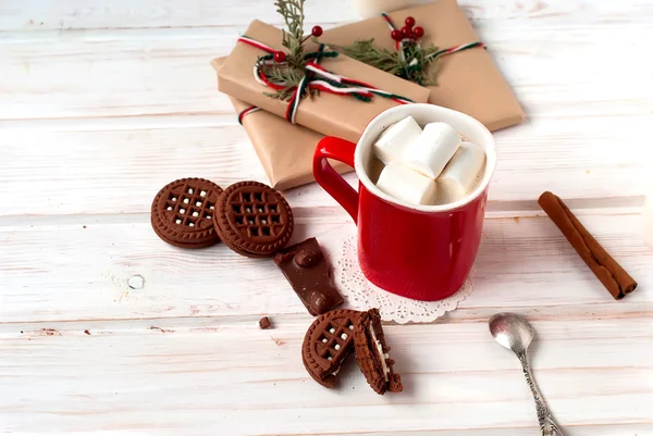 Taza de cappuccino y galletas de chispas de chocolate en un fondo oscuro — Foto de Stock