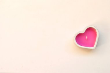 Beyaz bir arka plan üzerinde mum kalp