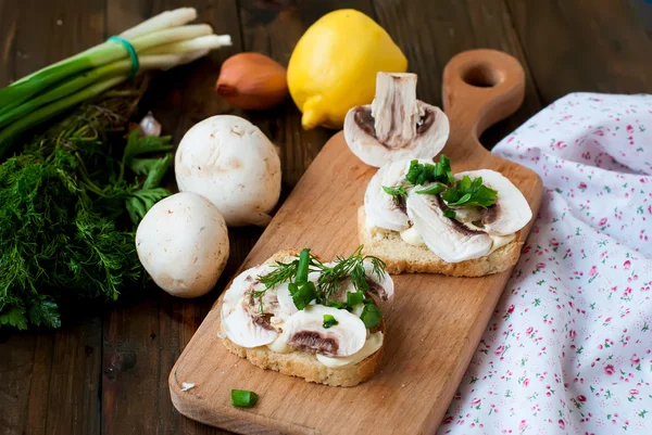 Sanduíches com cogumelos e ervas para um lanche pequeno-almoço — Fotografia de Stock