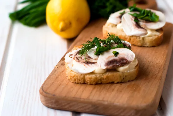 Sanduíches com cogumelos e ervas para um lanche pequeno-almoço — Fotografia de Stock