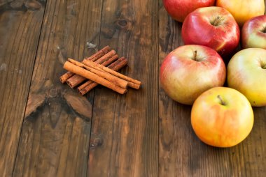 Olgun Kırmızı elma ve tarçın