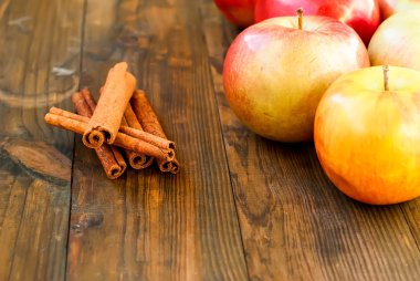 Olgun Kırmızı elma ve tarçın