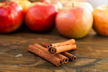 Olgun Kırmızı elma ve tarçın