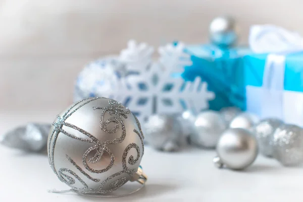 Bolas de Natal de prata e presentes na mesa de madeira — Fotografia de Stock