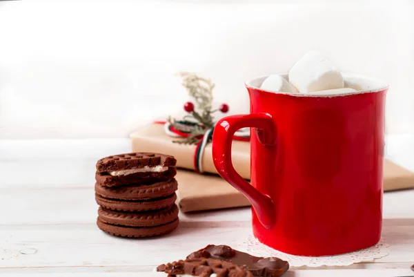 Taza de cappuccino y galletas de chispas de chocolate en un fondo oscuro — Foto de Stock