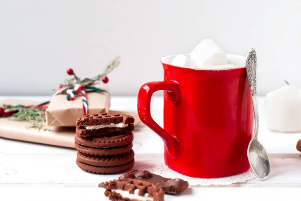 Taza de cappuccino y galletas de chispas de chocolate en un fondo oscuro — Foto de Stock