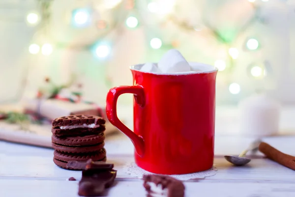 Tasse de cappuccino et biscuits aux pépites de chocolat sur un fond sombre — Photo