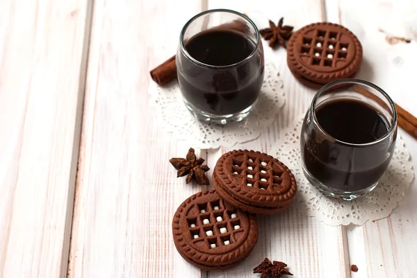 초콜릿 디저트 컵와 초콜릿 칩 쿠키 — 스톡 사진